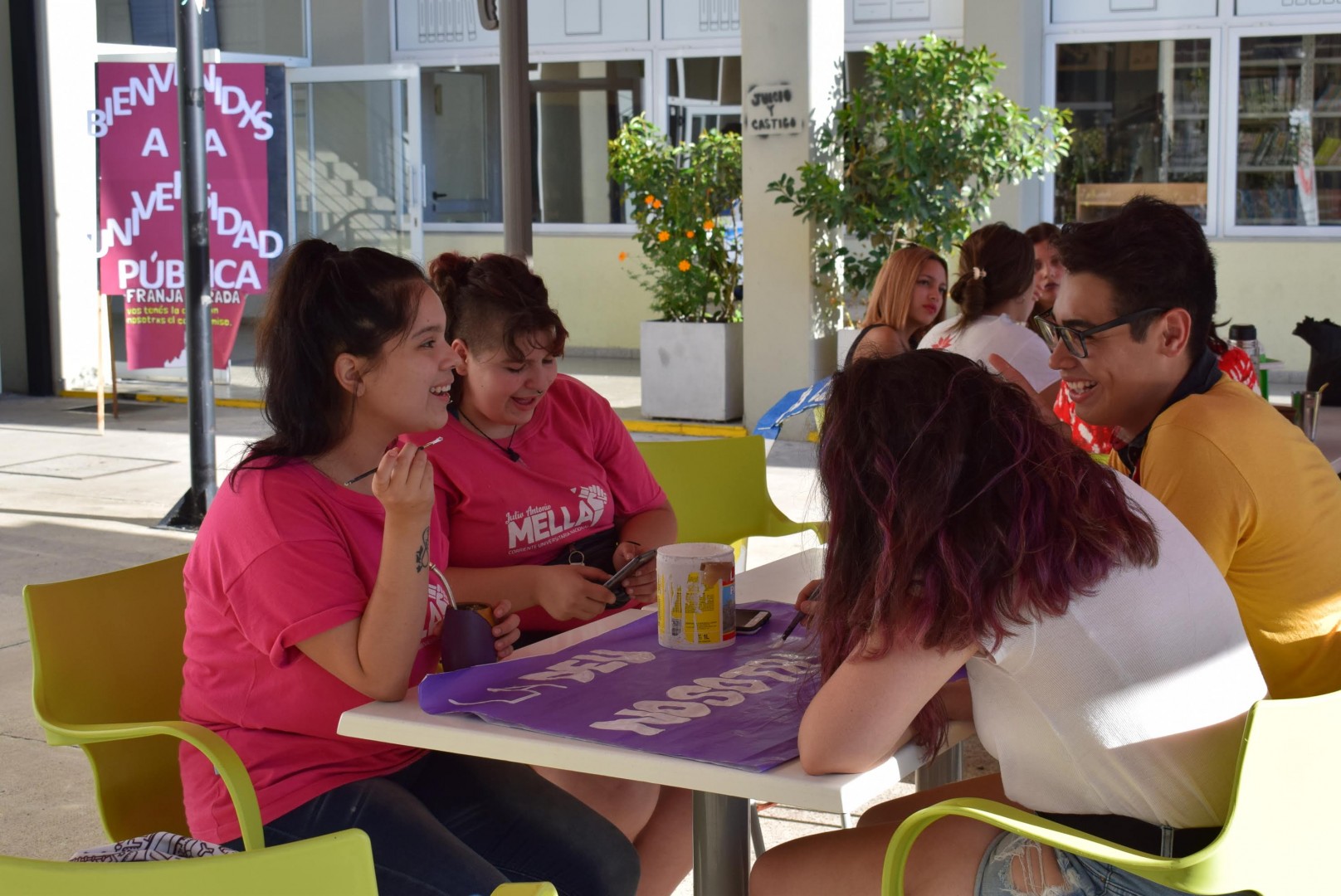 Estudiantes en el patio