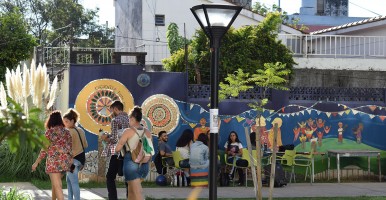 estudiantes en el patio en verano