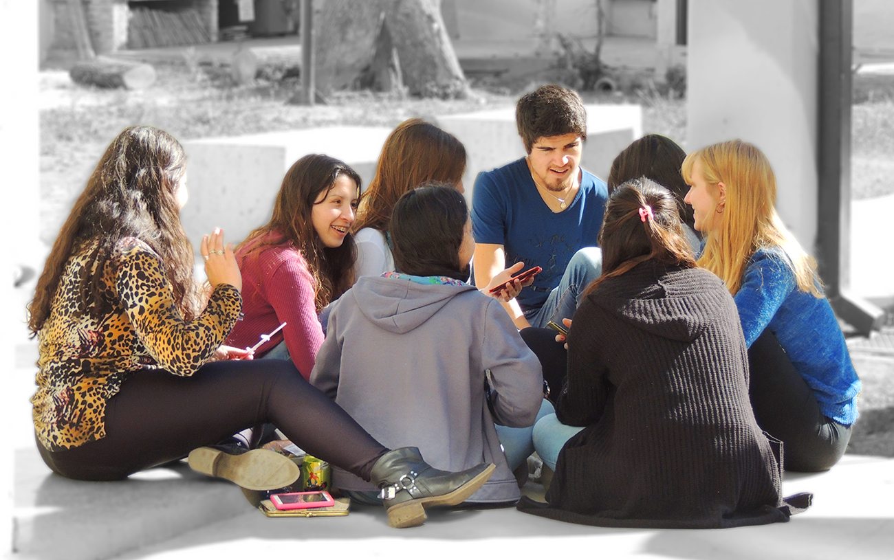 estudiantes en el patio