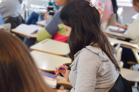 estudiante mesa celu