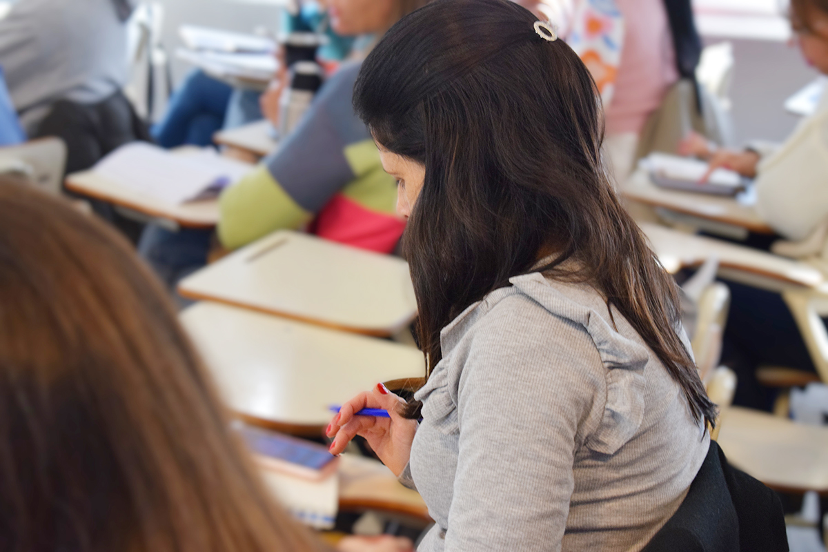 estudiante mesa celu