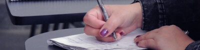 mesa - escritorio - cuaderno - mano