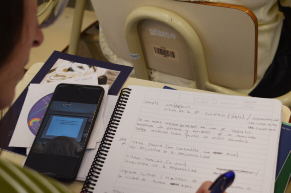 mesa, banco, cuaderno