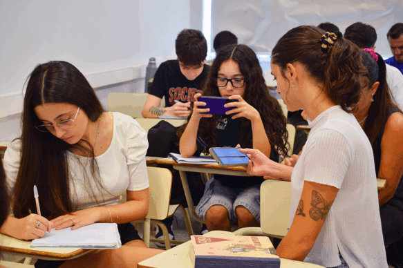 estudiantes celu clases